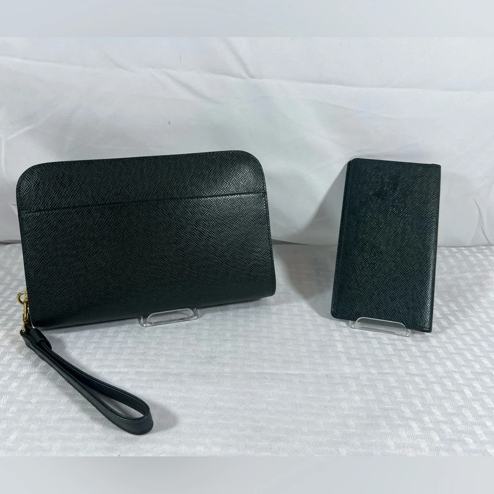 7006: Louis Vuitton Taiga Leather Wristlet & Checkbook Cover Set Green